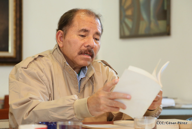 Comandante Daniel recibe obras sobre la defensa de la soberan&iacute;a nacional del Doctor Luis Pasos Arg&uuml;ello